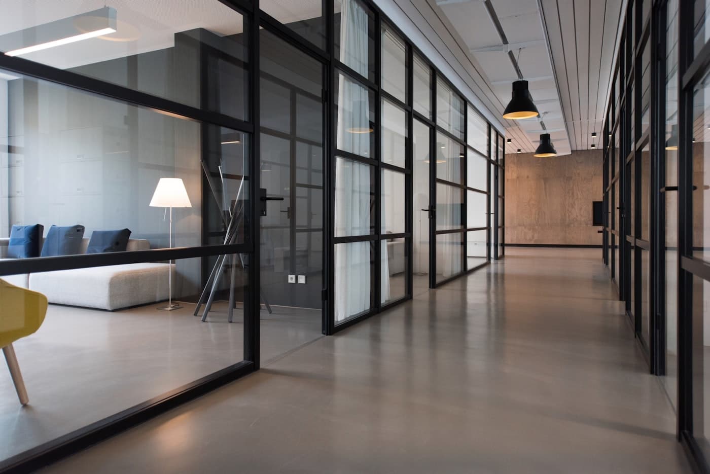 Espacio de oficina colaborativo moderno